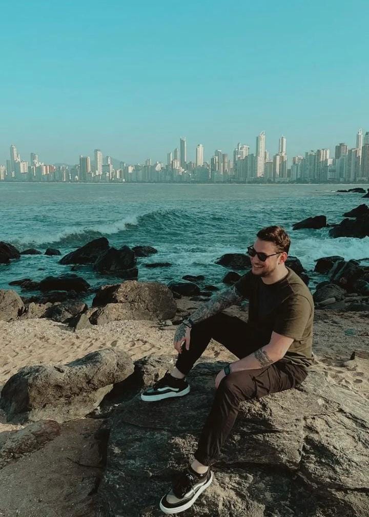 Felipe Frantz Zanini - software engineer e desenvolvedor fullstack sentado